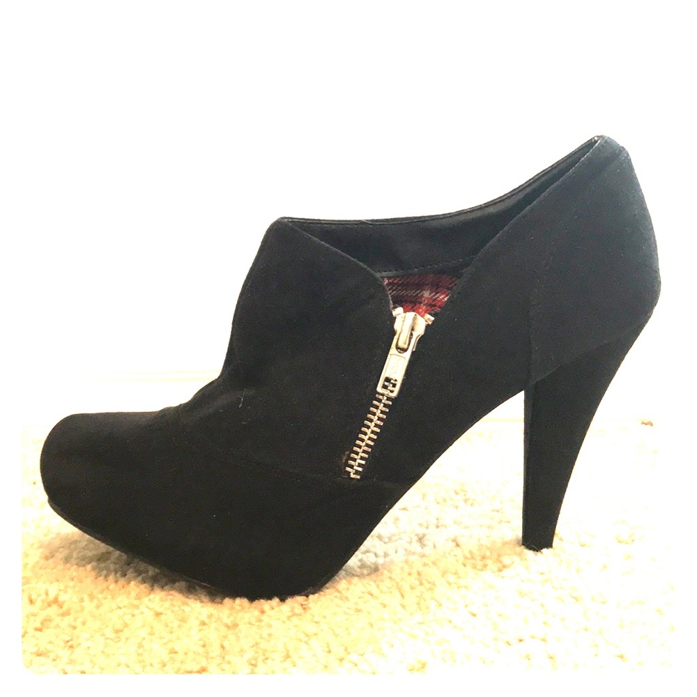 Black heeled boots